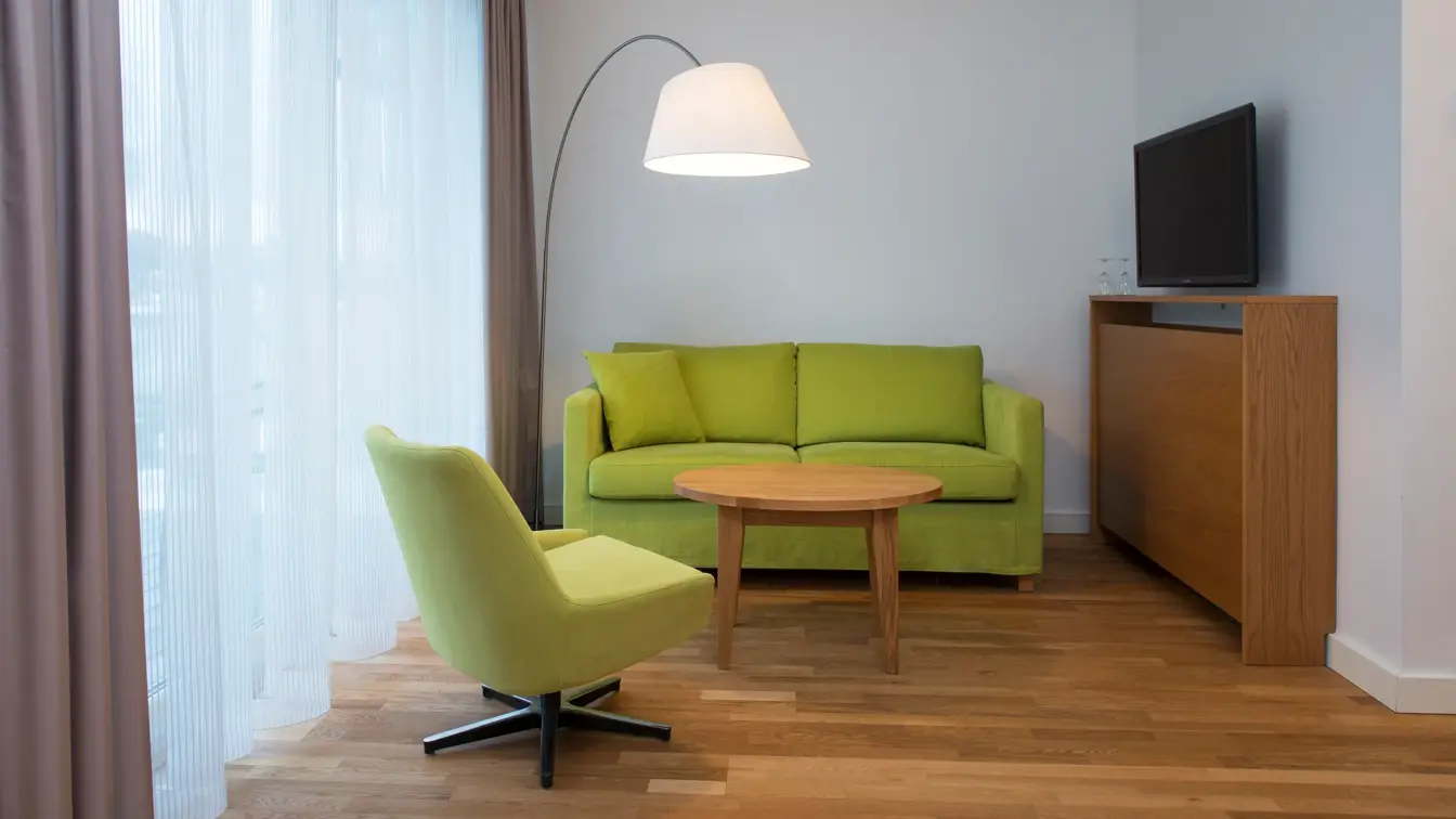 Businessrom med tv, leselampe og sofa på Thon Hotel Sandven i Nordheimsund