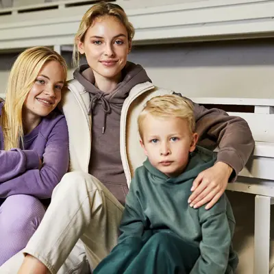 En dame med en tenåring og et barn