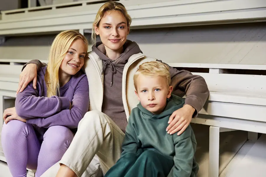 En dame med en tenåring og et barn