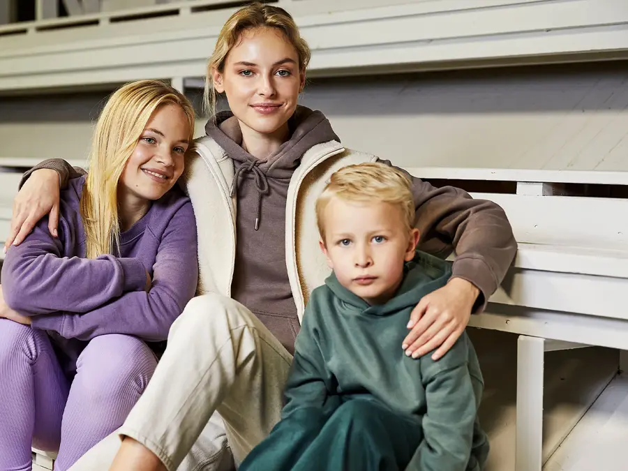 En dame med en tenåring og et barn