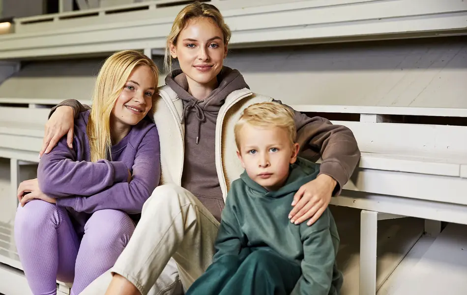 En dame med en tenåring og et barn