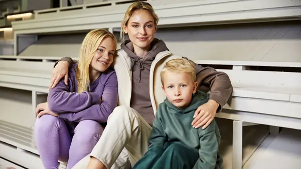 En dame med en tenåring og et barn