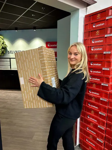 Dame som holder en pakke