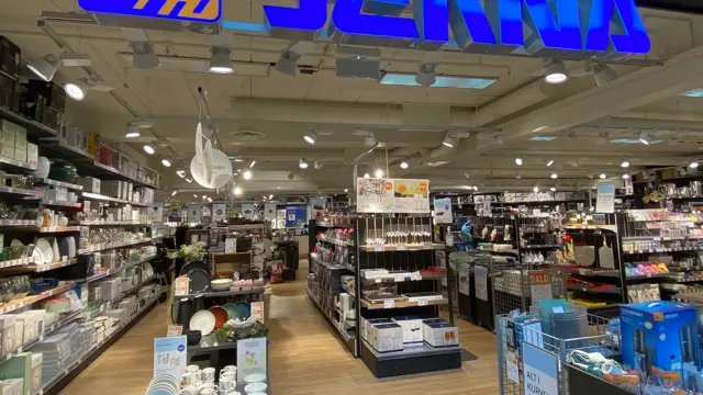 innendørs butikk med serviser og jernvarer