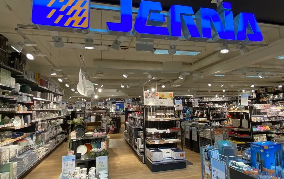 innendørs butikk med serviser og jernvarer