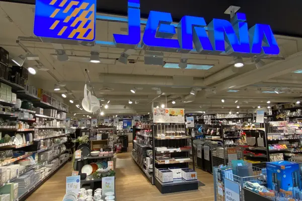 innendørs butikk med serviser og jernvarer