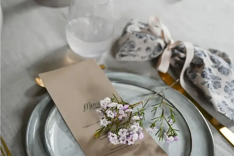 Å arrangere konfirmasjon skal være gøy, men det krever en del planlegging. Her får du tipsene som gjør at du kommer deg knirkefritt gjennom den store dagen. 