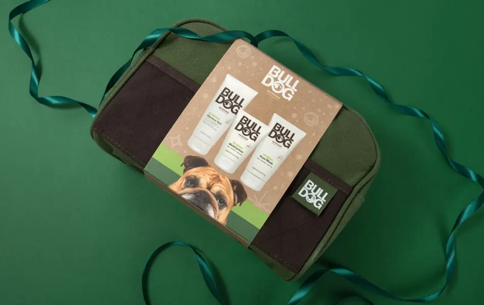 Bulldog gavesett til han i toalettmappe på grønn bakgrunn