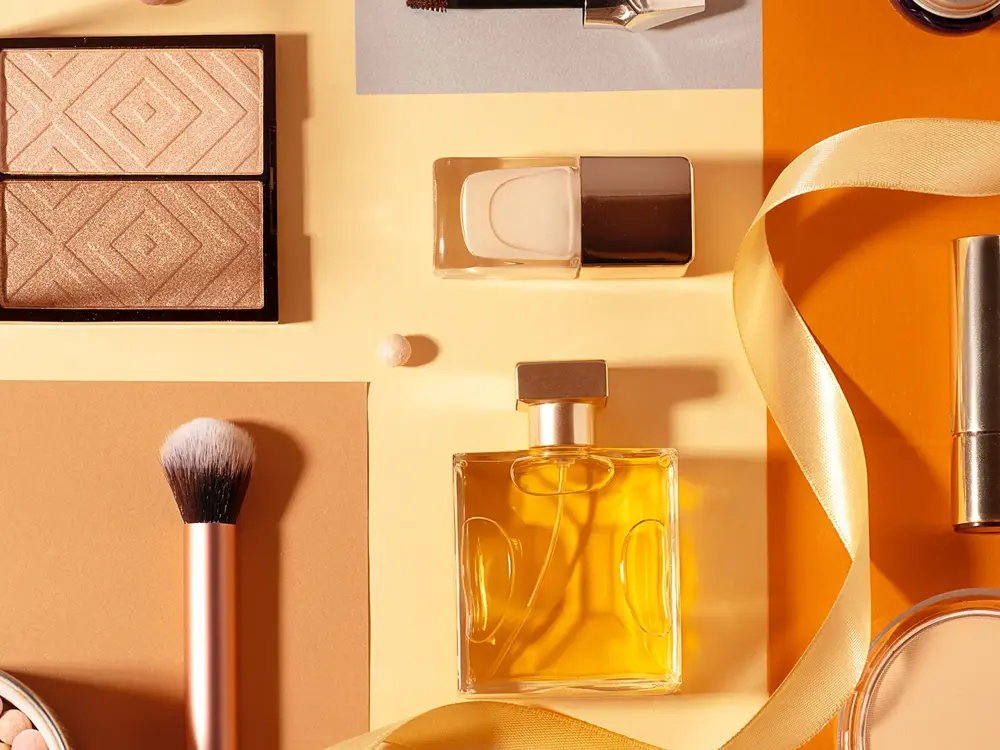Diverse sminke som blush, øyenskygge og leppestift