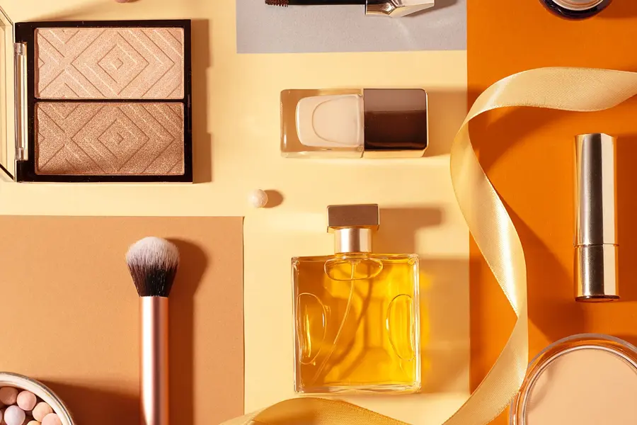 Diverse sminke som blush, øyenskygge og leppestift