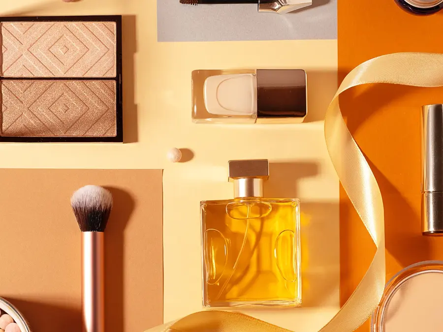 Diverse sminke som blush, øyenskygge og leppestift