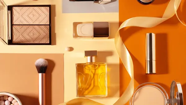 Diverse sminke som blush, øyenskygge og leppestift