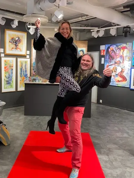 Anne Margrethe blir løftet av mannen sin