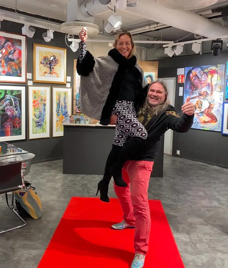 Anne Margrethe blir løftet av mannen sin