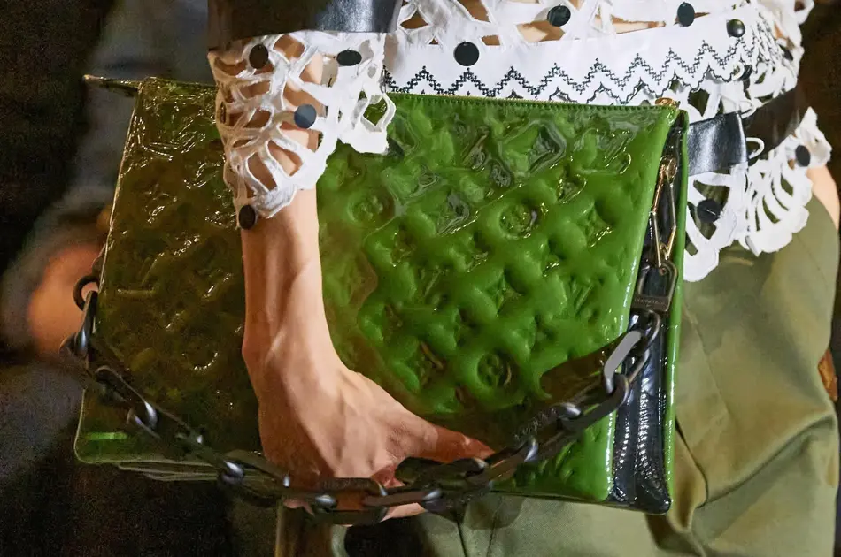 Grønn lakkveske som bæred under armen