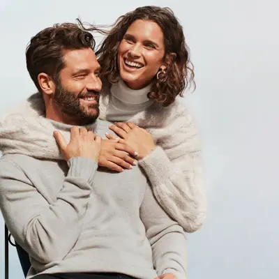 Dame og mann poserer i klær fra Match