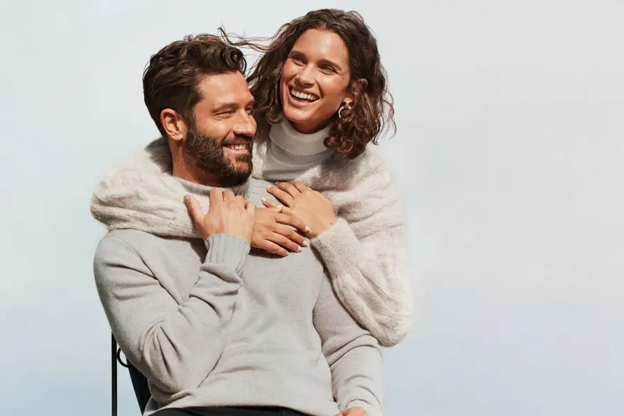 Dame og mann poserer i klær fra Match