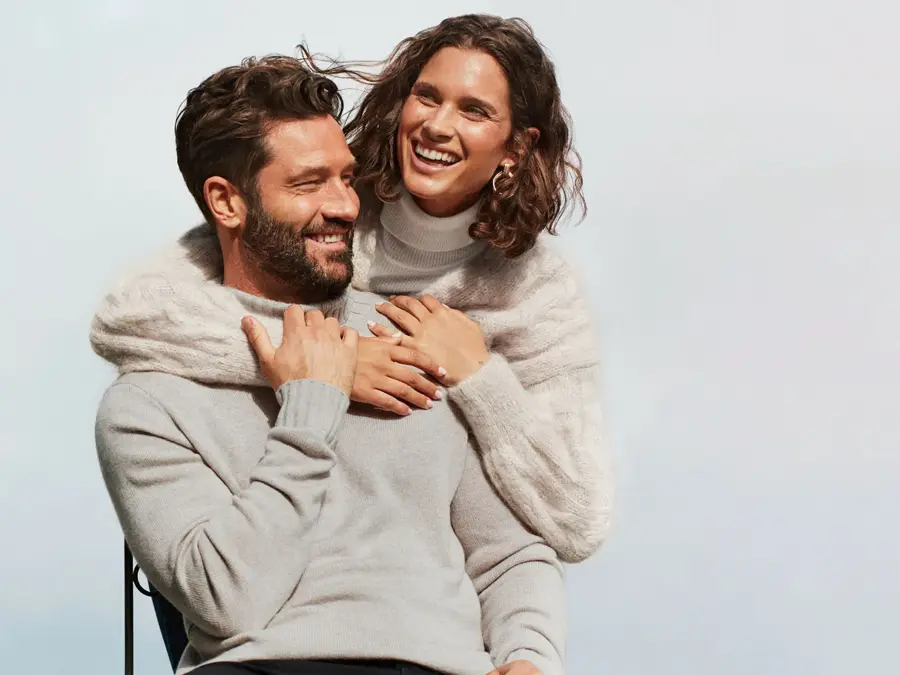 Dame og mann poserer i klær fra Match