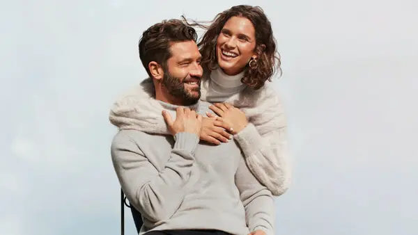 Dame og mann poserer i klær fra Match