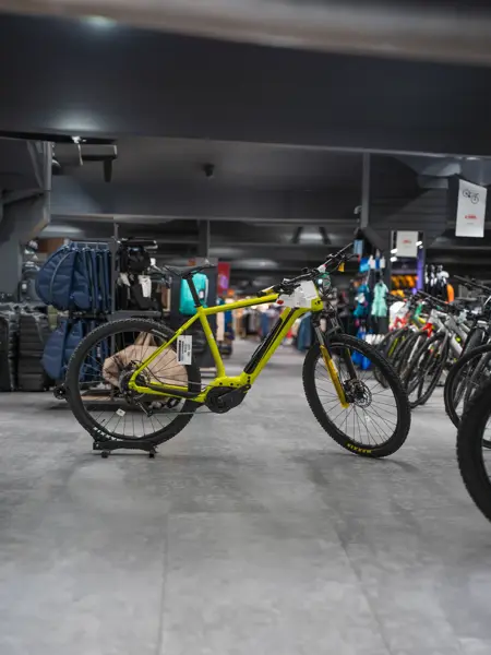 En gul sykkel til utstilling i en butikk