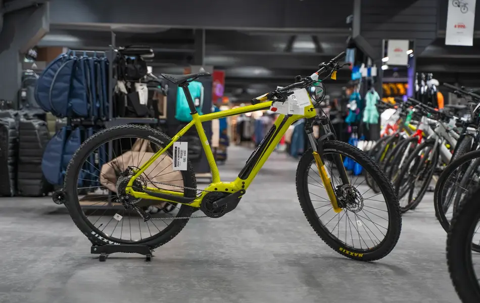 En gul sykkel til utstilling i en butikk