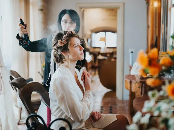 Brud blir sminket og frisert til bryllupsdagen