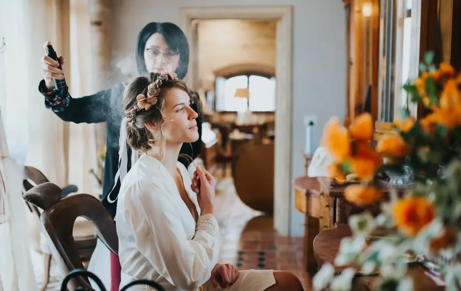Brud blir sminket og frisert til bryllupsdagen