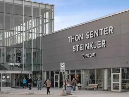 Thon Senter Steinkjer fasade, hovedinngang med logo.