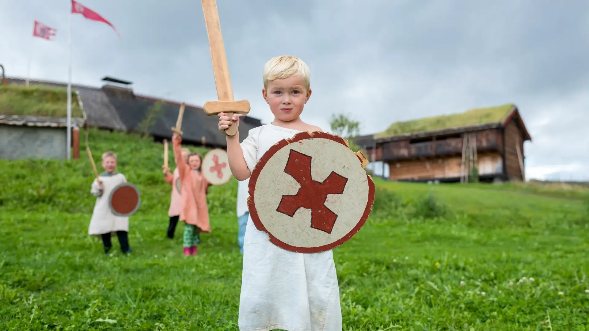 Mange barn har kledd seg ut som vikinger på Stiklestad i Verdal.