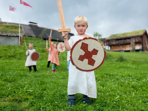 Mange barn har kledd seg ut som vikinger på Stiklestad i Verdal.