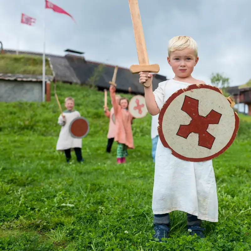 Mange barn har kledd seg ut som vikinger på Stiklestad i Verdal.
