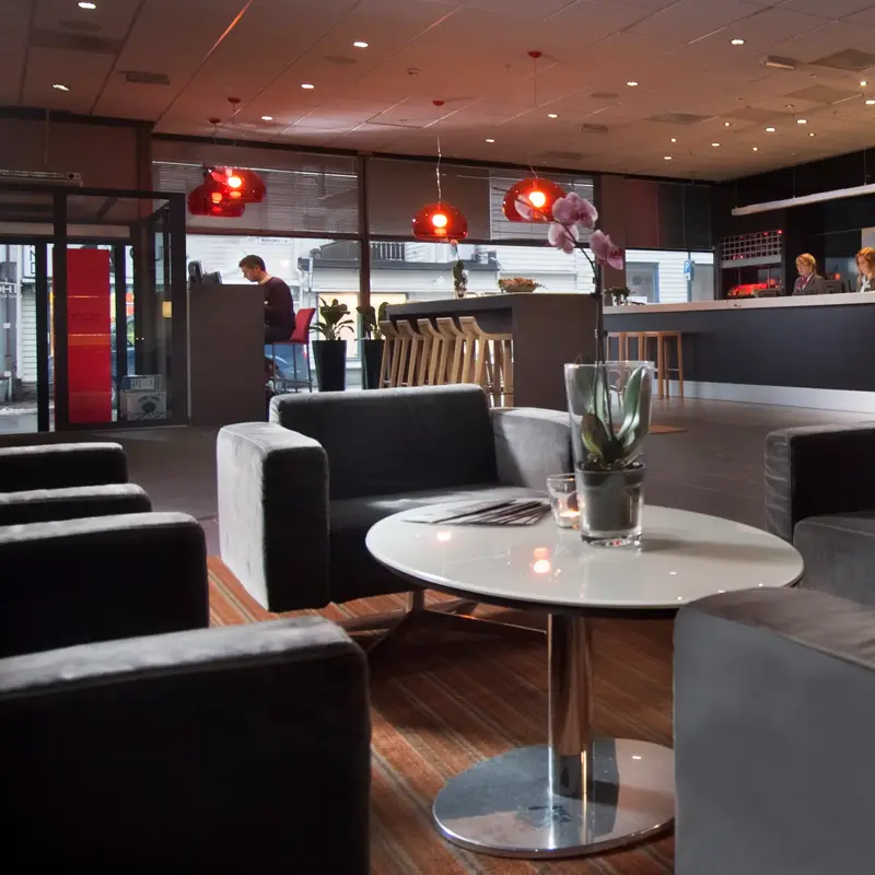 Sittegruppe i lobby til Thon Hotel Kristiansand