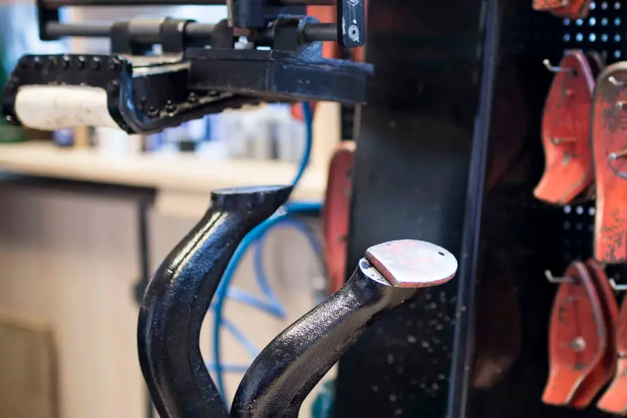 Røde såler og sålemaskin