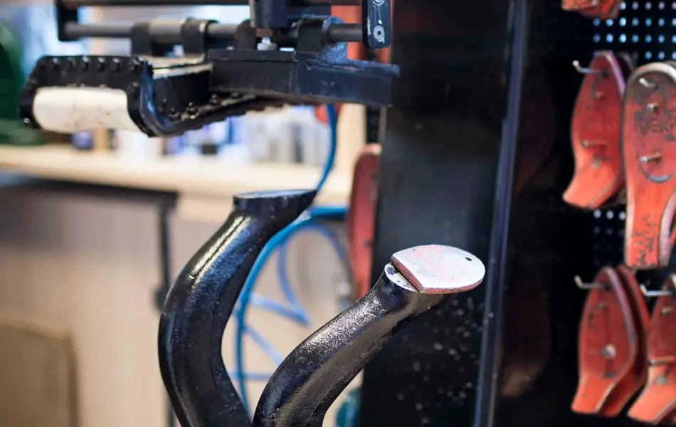 Røde såler og sålemaskin