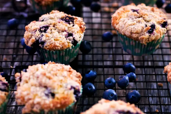 Næbilde av blåbærmuffins på rist