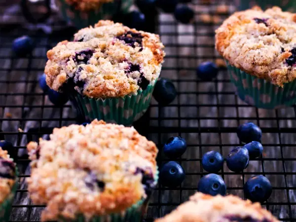 Næbilde av blåbærmuffins på rist