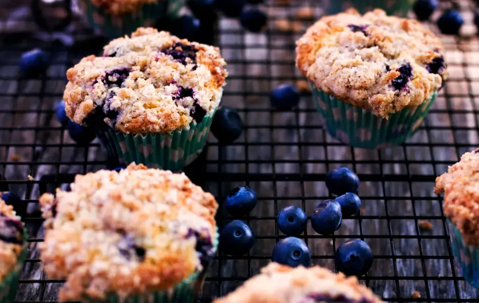 Næbilde av blåbærmuffins på rist