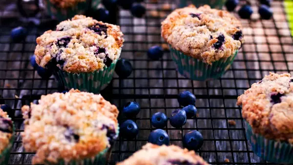 Næbilde av blåbærmuffins på rist