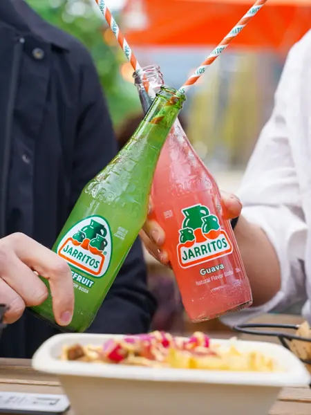 To som skåler med drikkeflasker