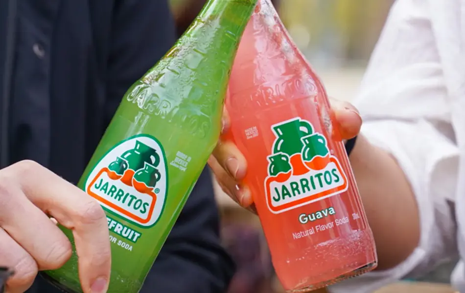 To som skåler med drikkeflasker