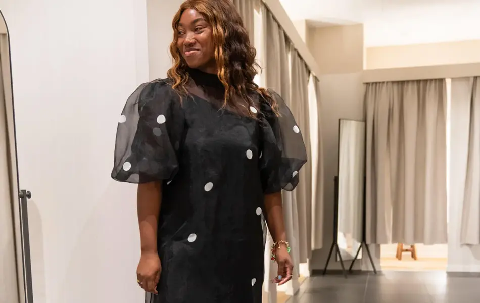 Ung kvinne i et prøverom