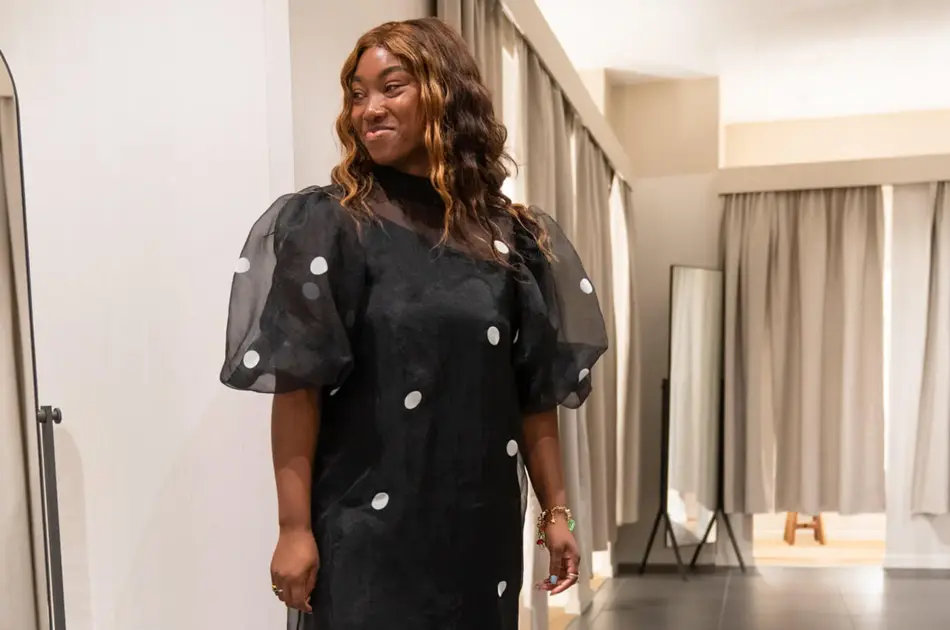 Ung kvinne i et prøverom