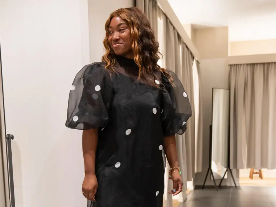 Ung kvinne i et prøverom