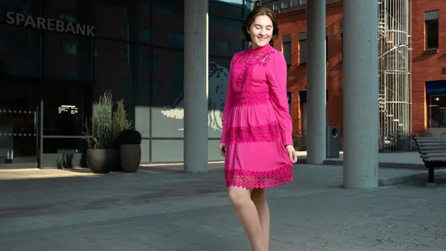 dame i sommerkjole