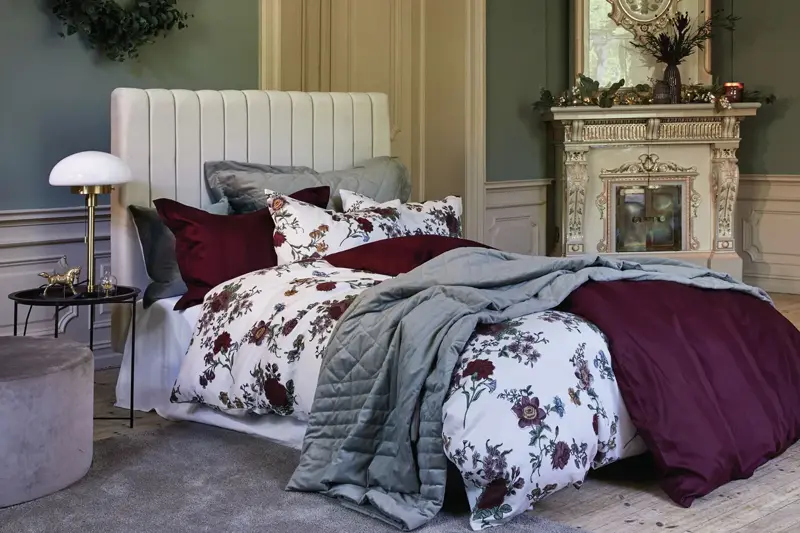 Seng med puter, pledd og dyner