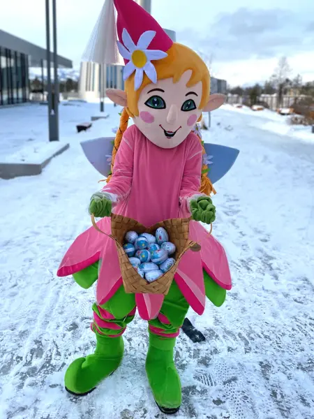 Amfelia med en kurv med påskeegg