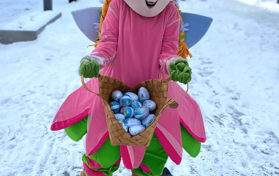 Amfelia med en kurv med påskeegg