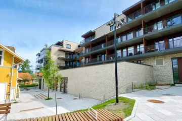 Fasaden på Wessel Park på baksiden mot togstasonen