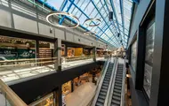 AMFI Moa fellesareal, med rulletrapper og butikker