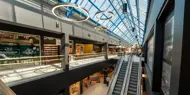 AMFI Moa fellesareal, med rulletrapper og butikker